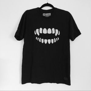 Chomp tee